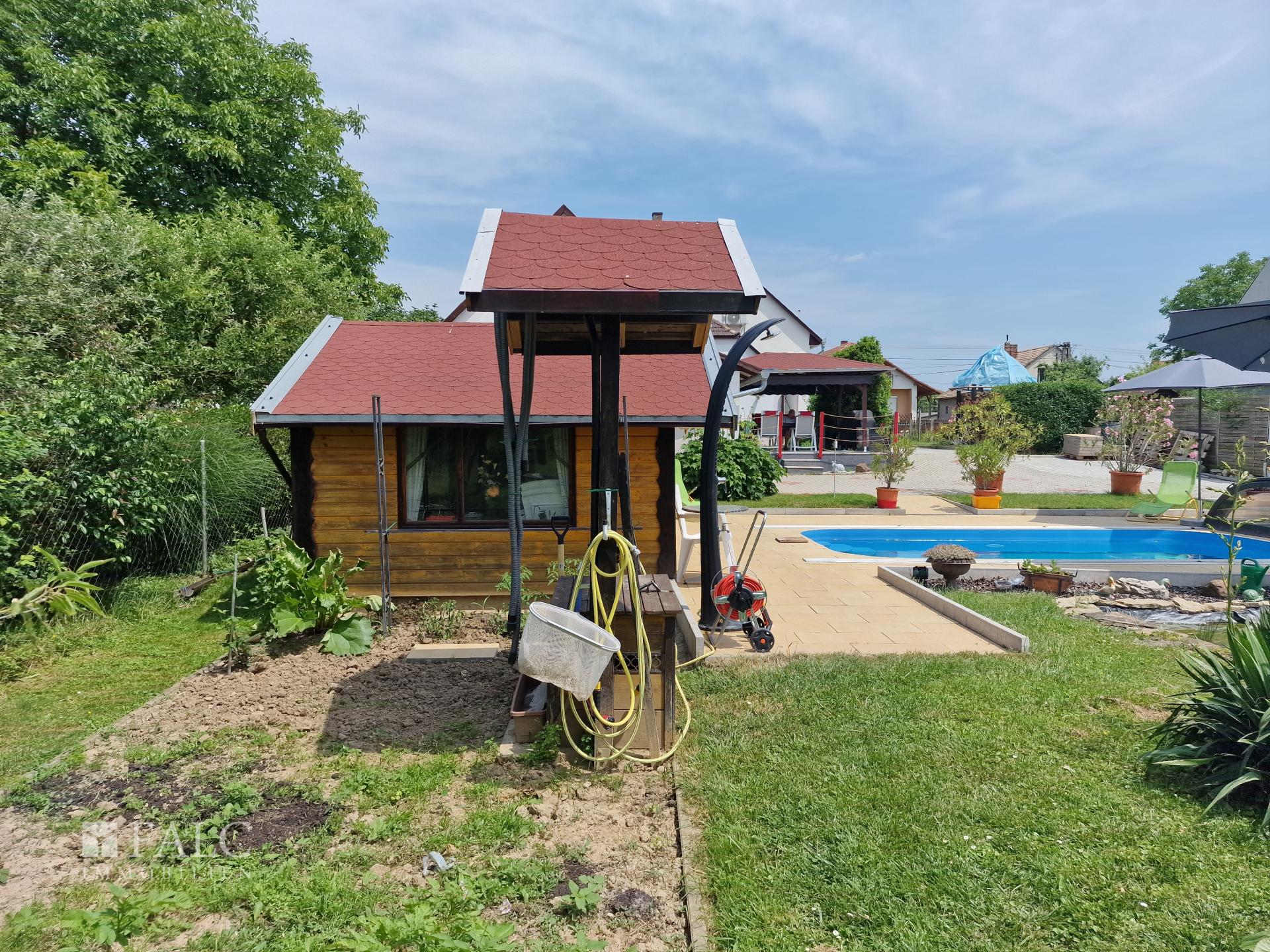 Gartenhaus mit Pool und Gemüsebeet